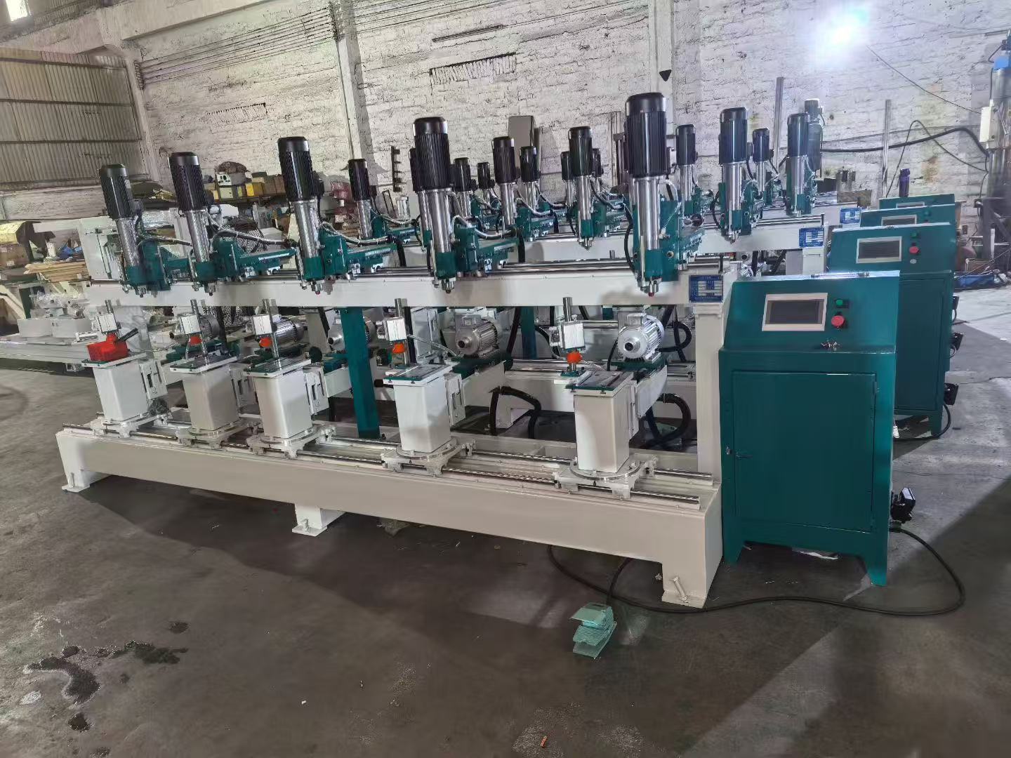 鉆孔機(jī)：正鉆，反鉆，橫貼，豎鉆，斜鉆，側(cè)鉆，手動(dòng)，半自動(dòng)，全自動(dòng)；使用昆侖通態(tài)TPC7032Ei